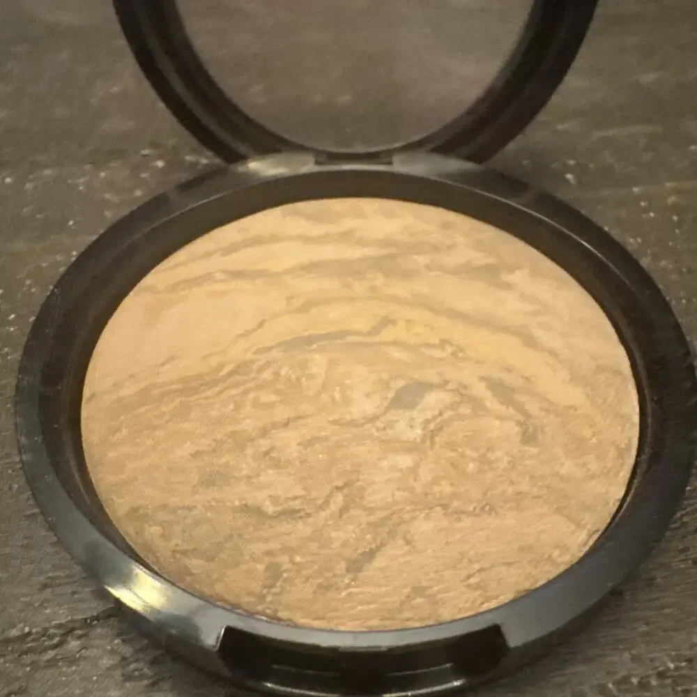 NIB Laura Geller Baked Balance-N-Brighten Color Correcting Foundation Medium